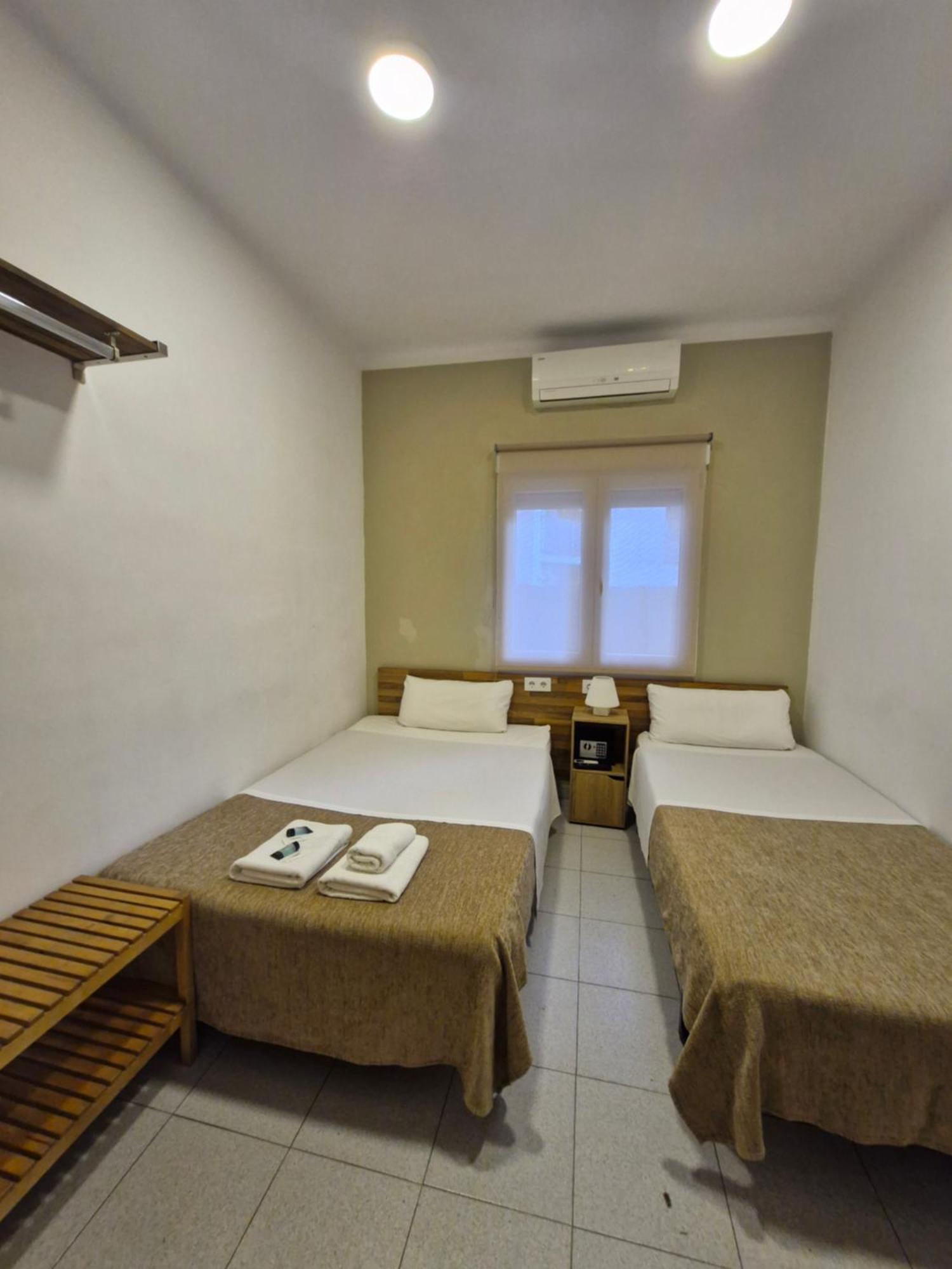 Hostal Elkano Barcelona Bagian luar foto